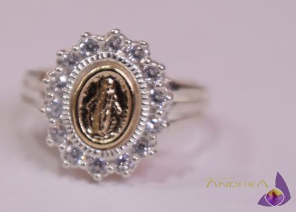 Anillo de plata 950 con baño de oro con la virgen maría y piedra de circón.
