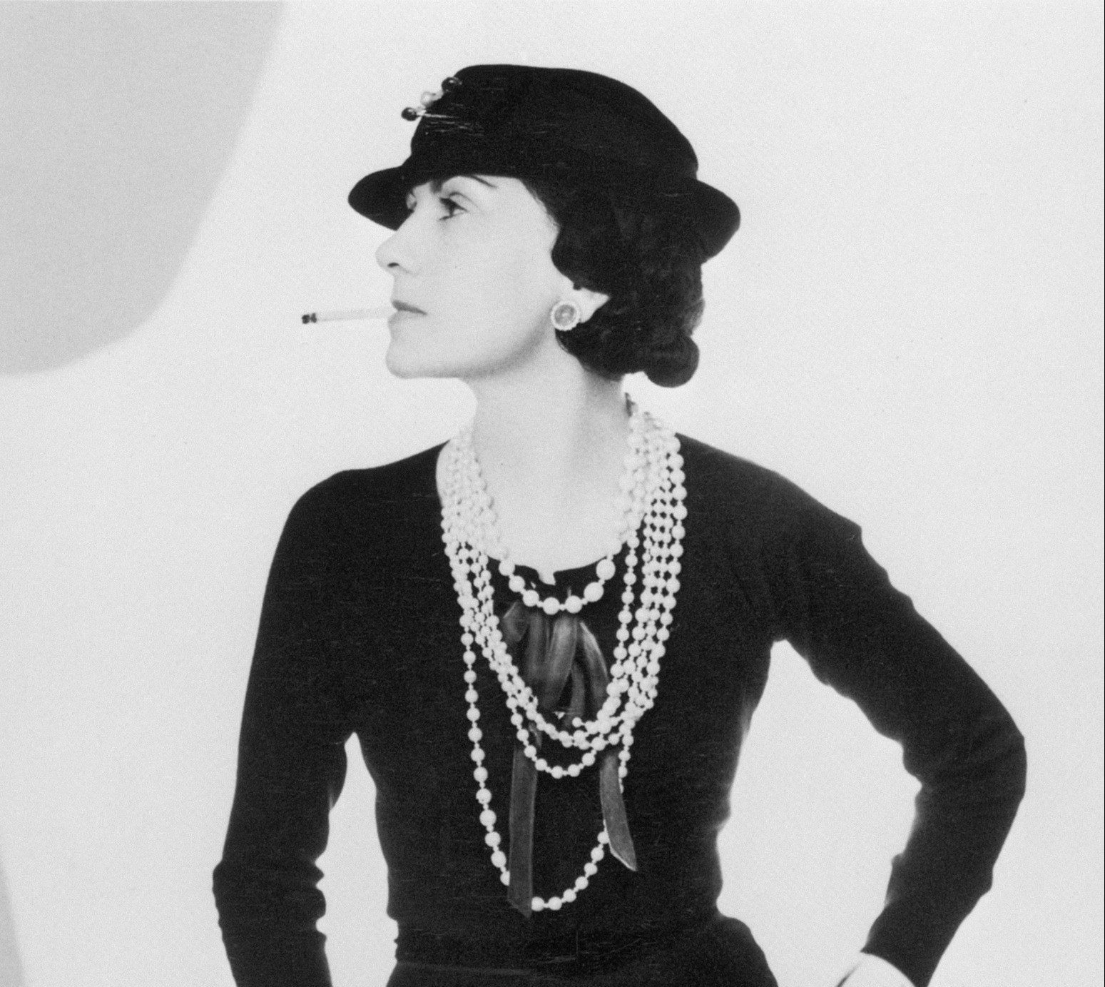 Una mujer necesita tiras y tiras de perlas – Coco Chanel