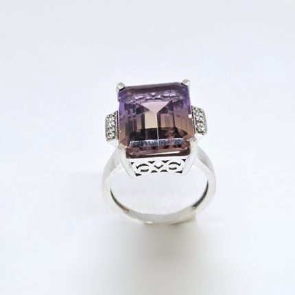 Anillo de plata con piedra Bolivianita y zircón