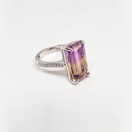 Anillo de plata con piedra Bolivianita
